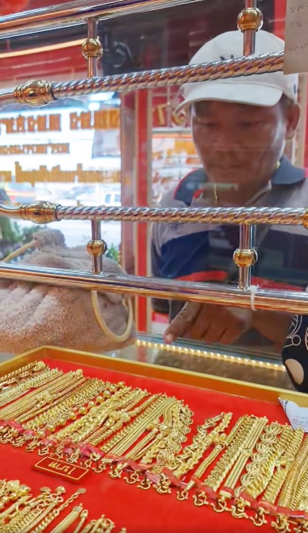 ขายผักบุ้งซื้อทองให้ลูก