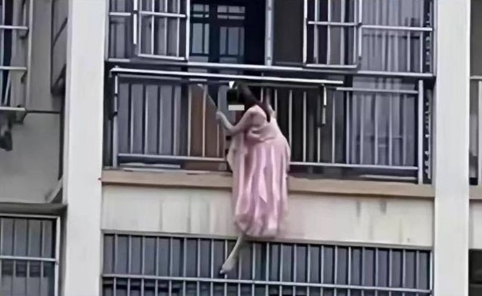 ชู้ปีนระเบียง