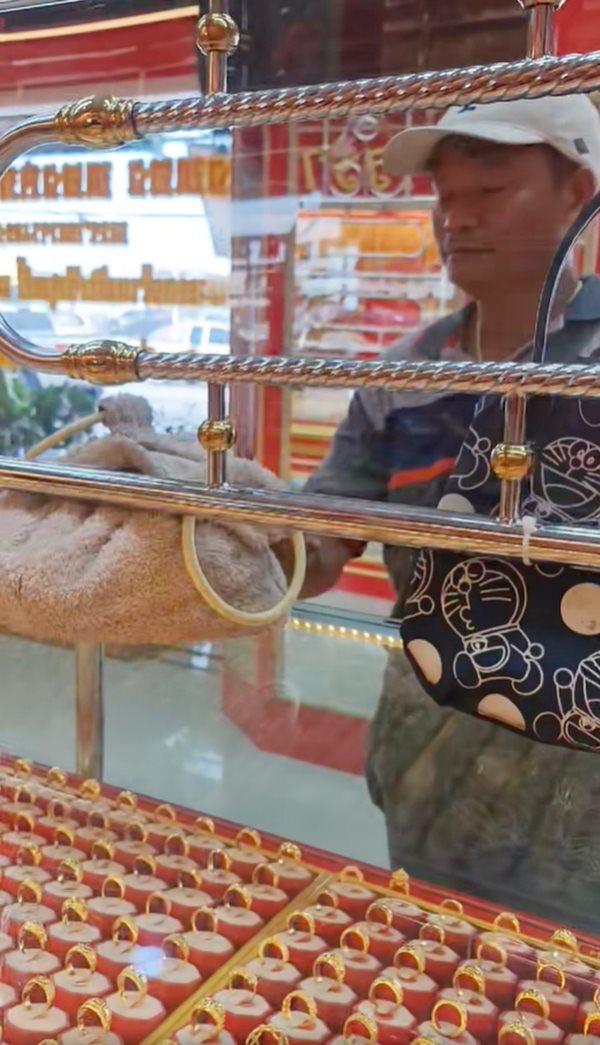 ขายผักบุ้งซื้อทองให้ลูก