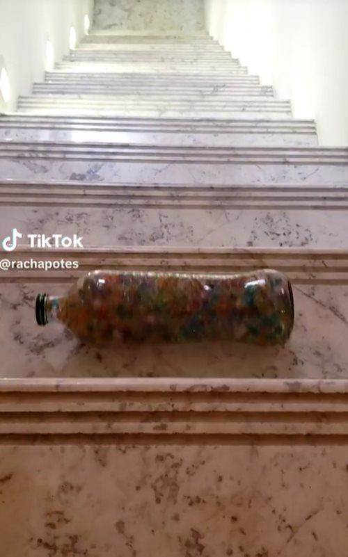 คลิปขวดกลิ้งตกบันได