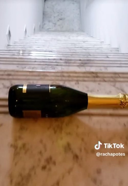 คลิปขวดกลิ้งตกบันได