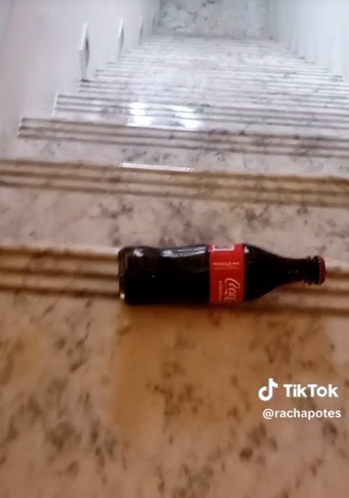 คลิปขวดกลิ้งตกบันได