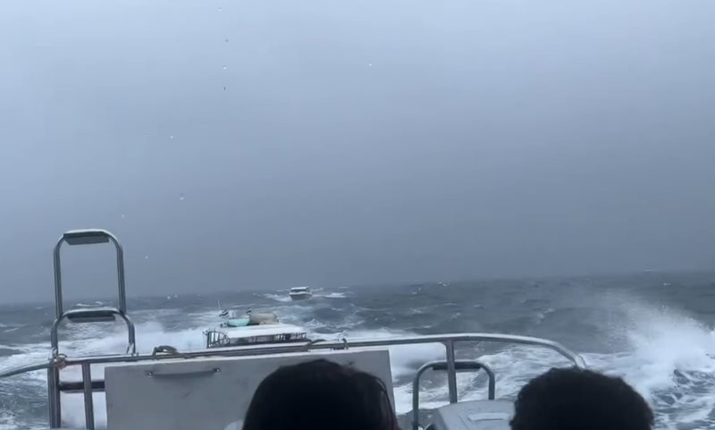 เรือโดนพายุซัด