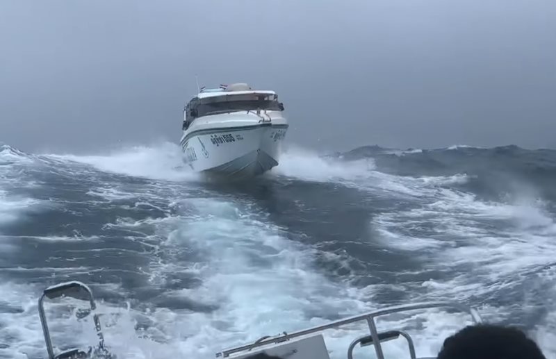 เรือโดนพายุซัด