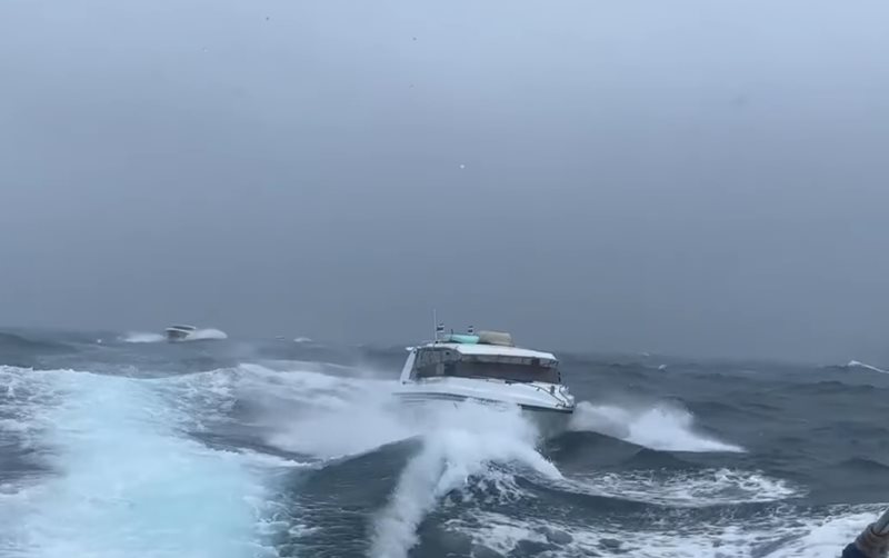 เรือโดนพายุซัด