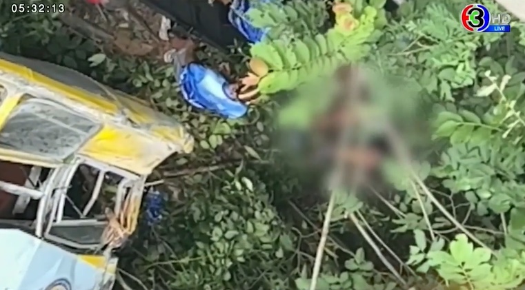 รถทัวร์จีนคว่ำ