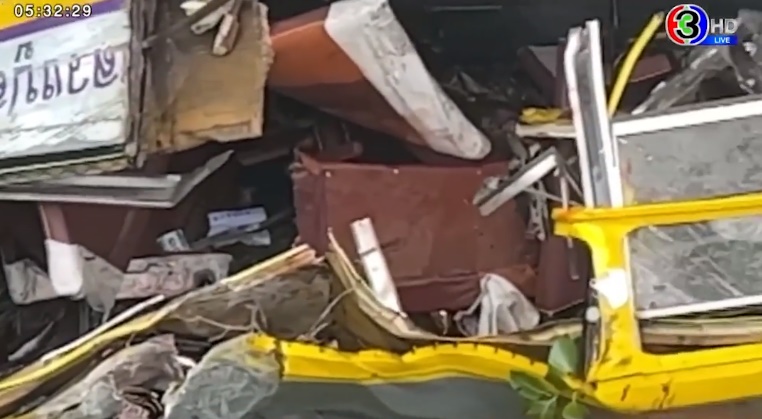 รถทัวร์จีนคว่ำ