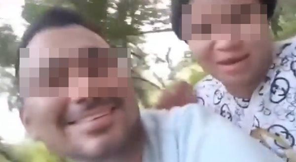 พลอดรักระหว่างขี่รถ