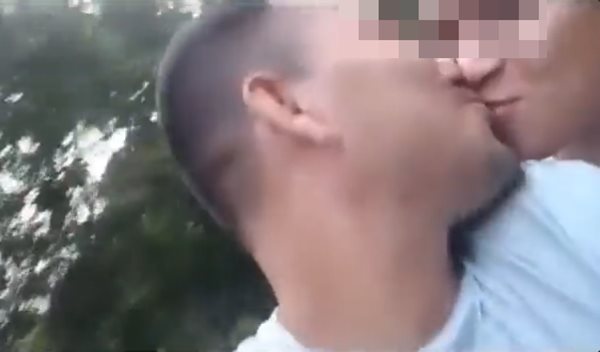 พลอดรักระหว่างขี่รถ