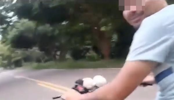 พลอดรักระหว่างขี่รถ