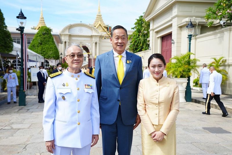 แคนดิเดตเพื่อไทยรับเสด็จในหลวง