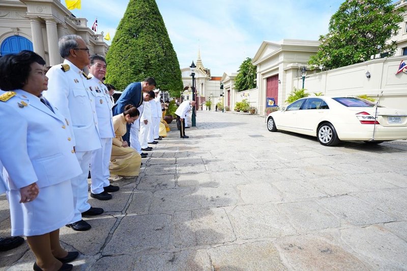 แคนดิเดตเพื่อไทยรับเสด็จในหลวง