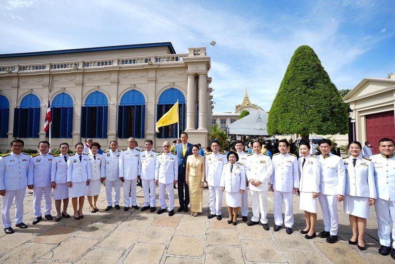 แคนดิเดตเพื่อไทยรับเสด็จในหลวง