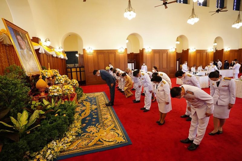 แคนดิเดตเพื่อไทยรับเสด็จในหลวง