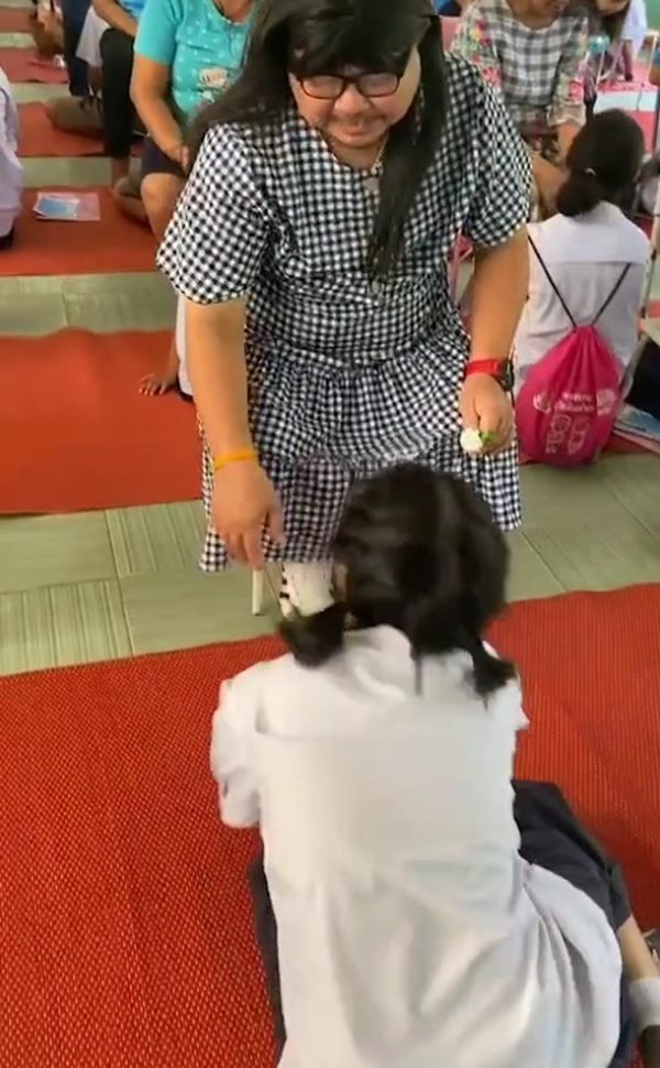 พ่อแต่งตัวเป็นแม่