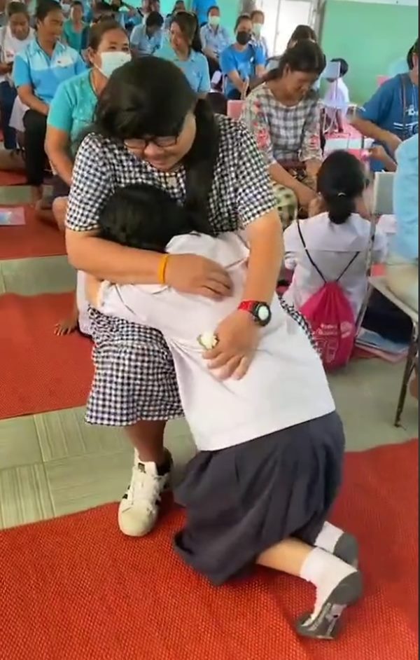 พ่อแต่งตัวเป็นแม่