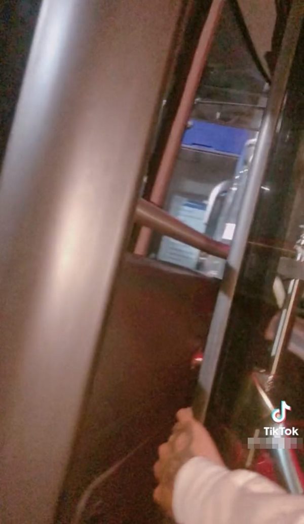 ติดอยู่ในรถเมล์