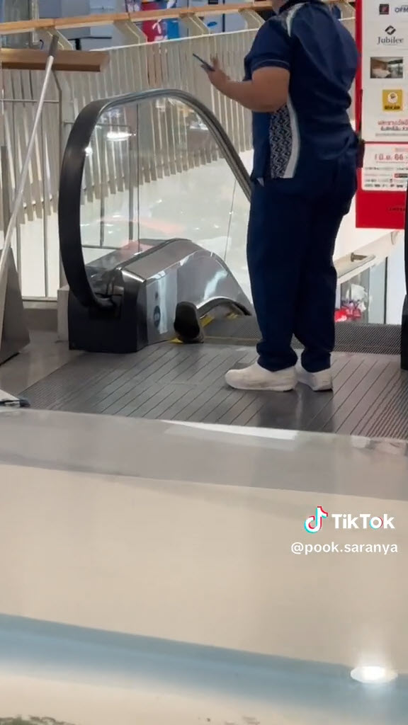 บันไดเลื่อนดูดรองเท้า