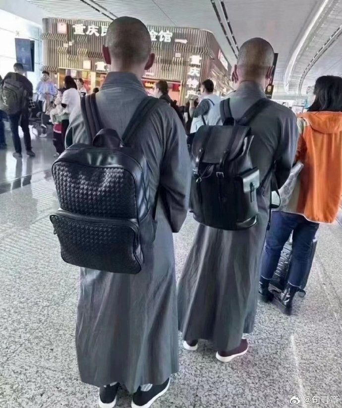 พระใช้กระเป๋าหรู