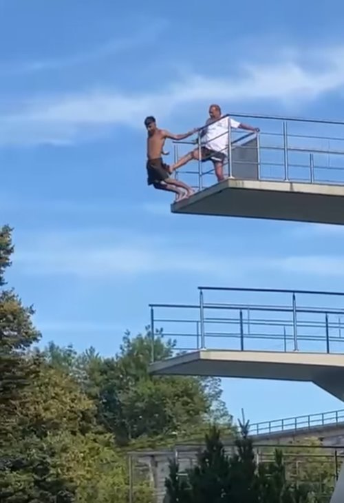 ไลฟ์การ์ดถีบคนตกสระ