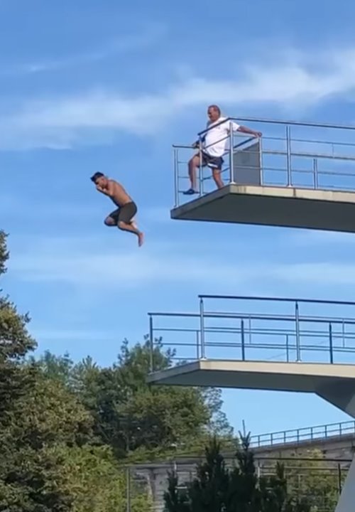 ไลฟ์การ์ดถีบคนตกสระ