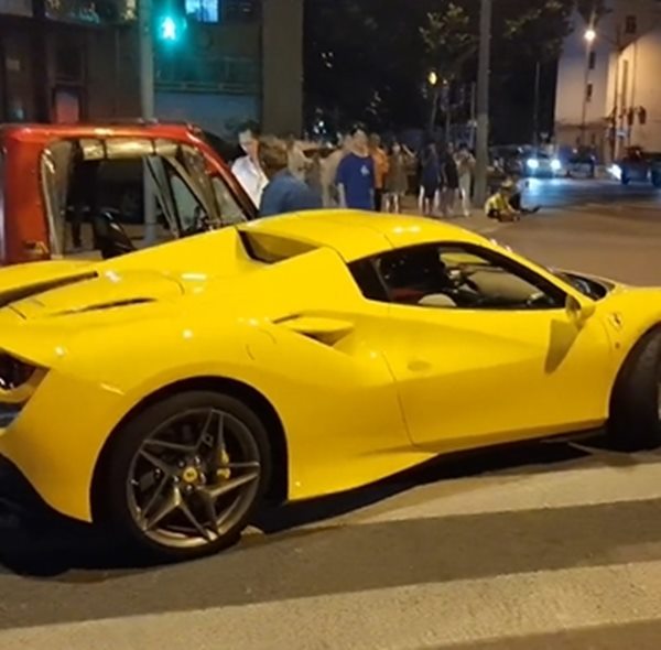 สามล้อชนเฟอร์รารี่