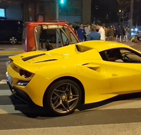 สามล้อชนเฟอร์รารี่