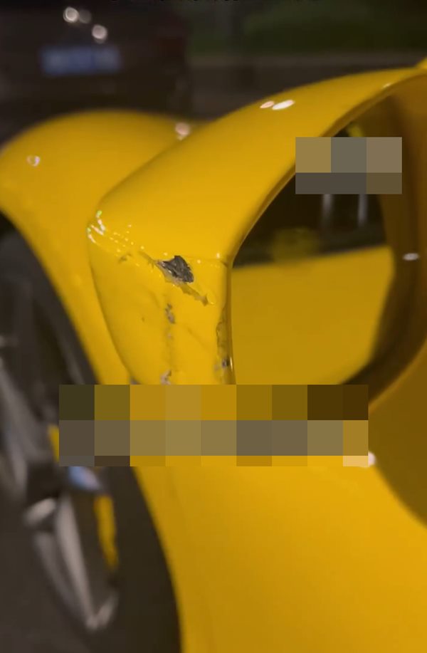 สามล้อชนเฟอร์รารี่