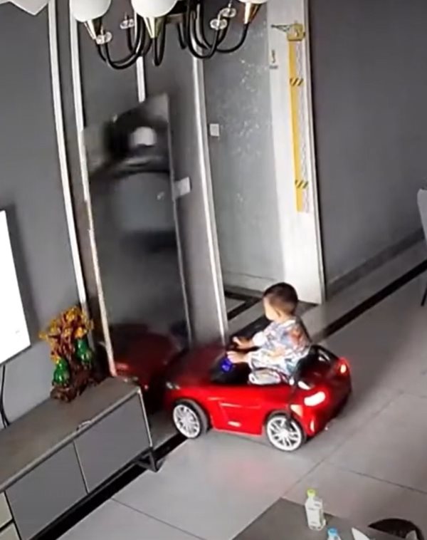 กระจกล้มใส่เด็ก