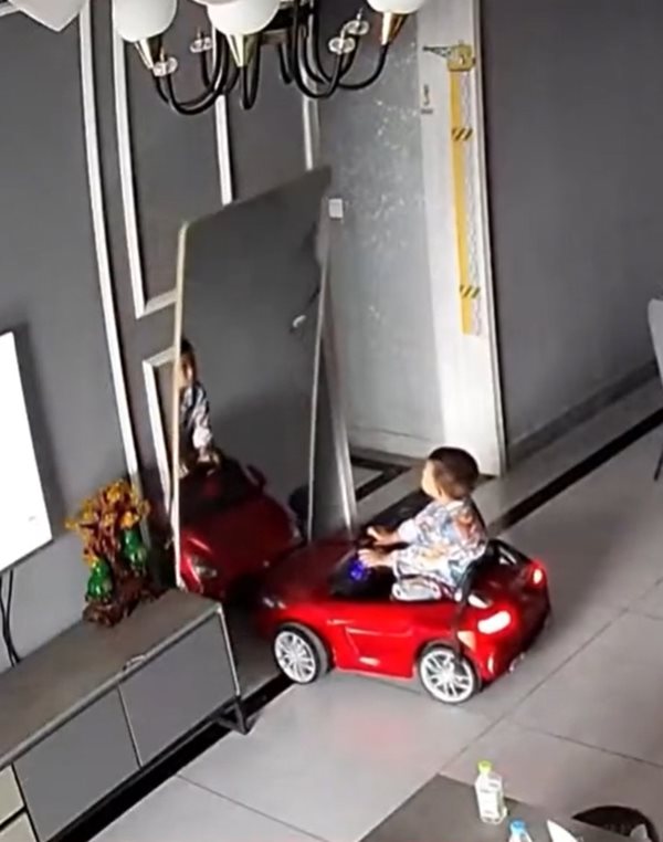 กระจกล้มใส่เด็ก