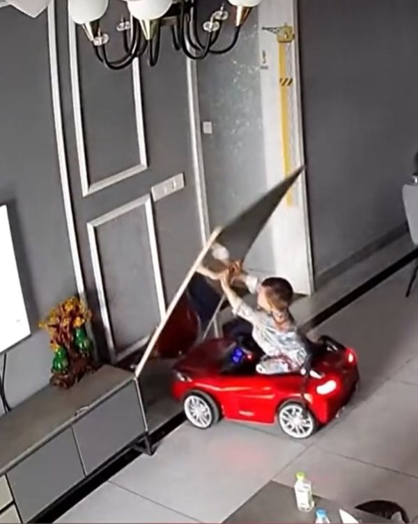 กระจกล้มใส่เด็ก