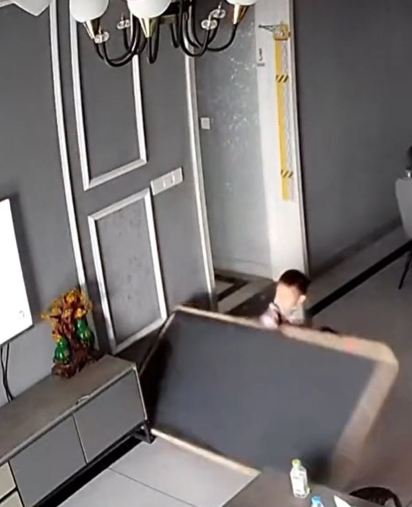 กระจกล้มใส่เด็ก