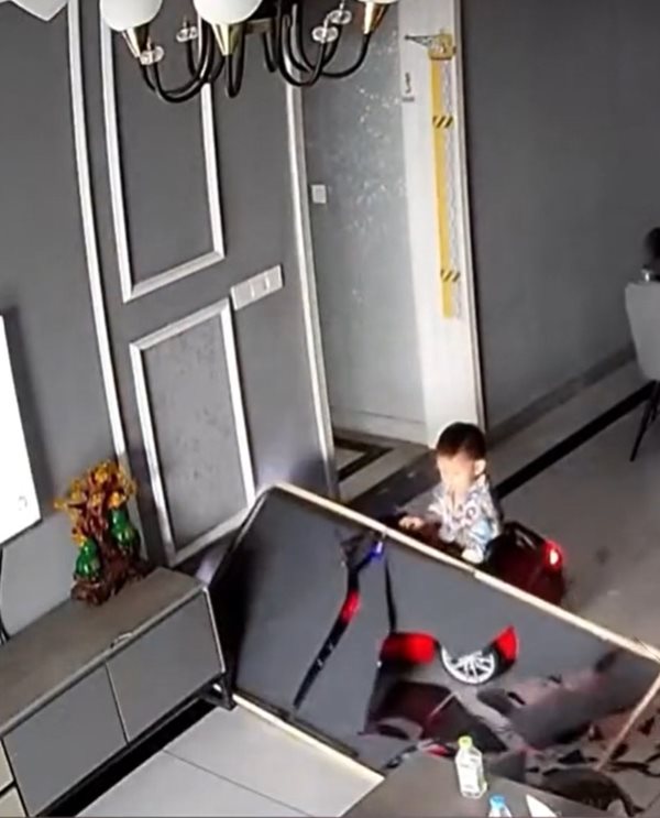 กระจกล้มใส่เด็ก