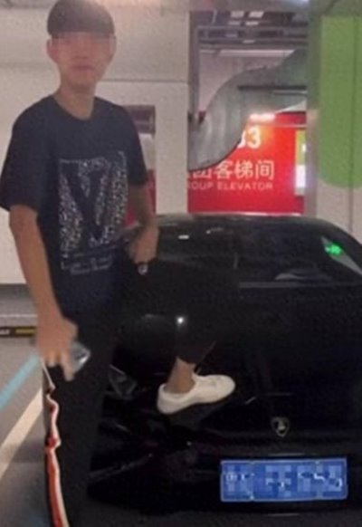 วัยรุ่นเหยียบรถ