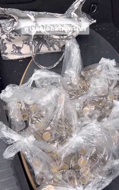 ตู้ไข่สุ่มหยอดเหรียญ