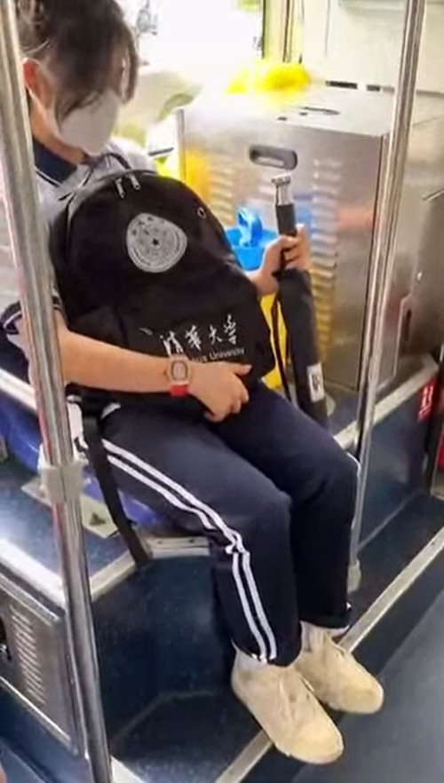 นักเรียนใส่นาฬิกาหรู