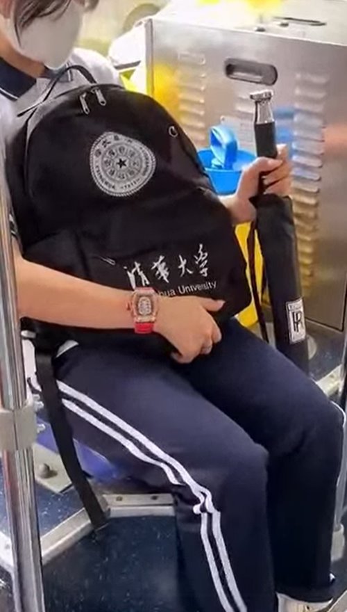 นักเรียนใส่นาฬิกาหรู