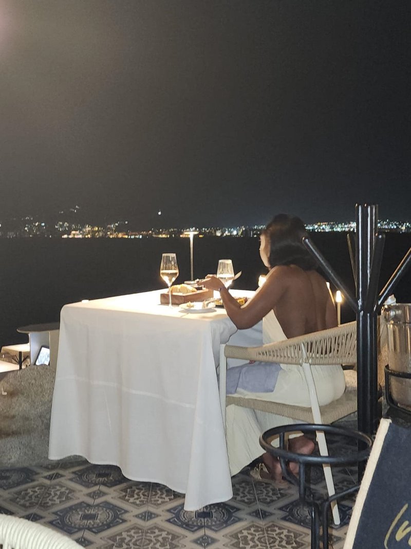 ผู้หญิงกินข้าวคนเดียว