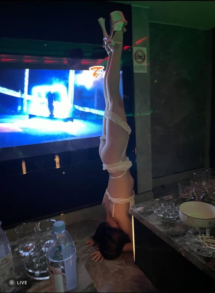 สาวนั่งดริงก์