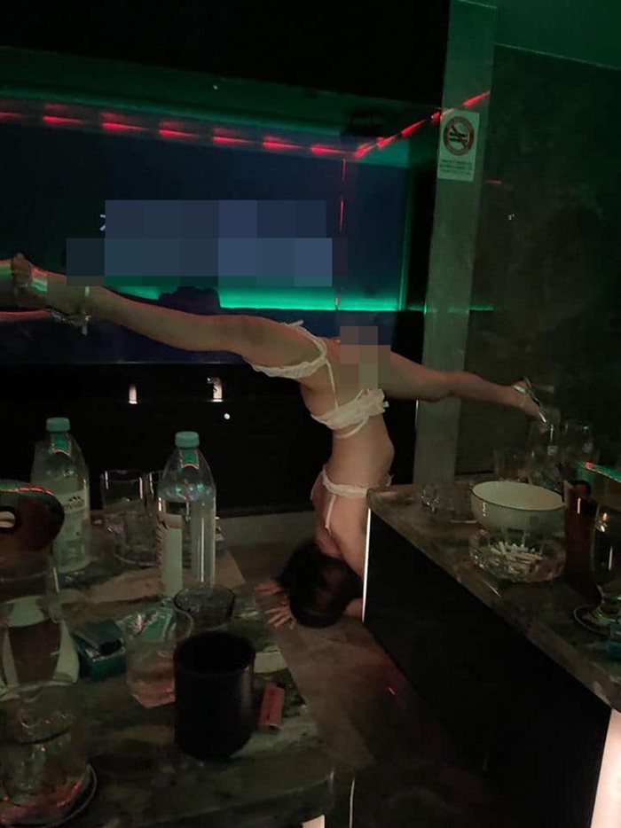 สาวนั่งดริงก์