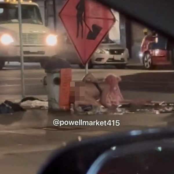 สาวแก้ผ้าอาบน้ำกลางถนน