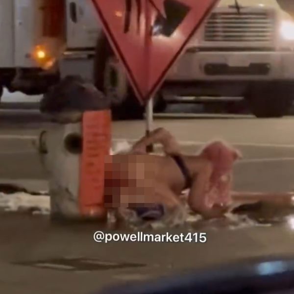 สาวแก้ผ้าอาบน้ำกลางถนน