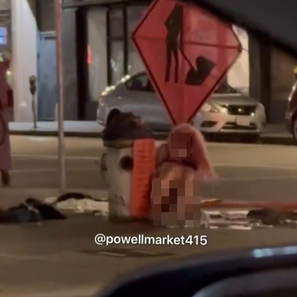 สาวแก้ผ้าอาบน้ำกลางถนน