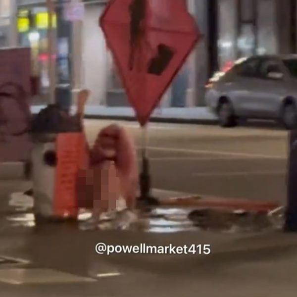 สาวแก้ผ้าอาบน้ำกลางถนน