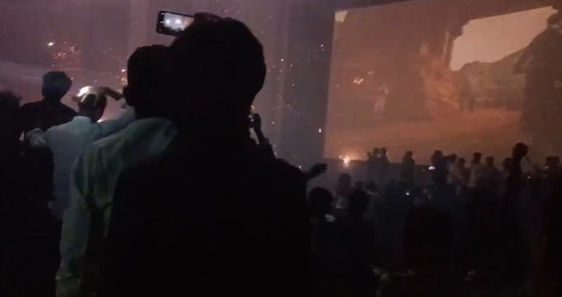 จุดพลุในโรงหนัง