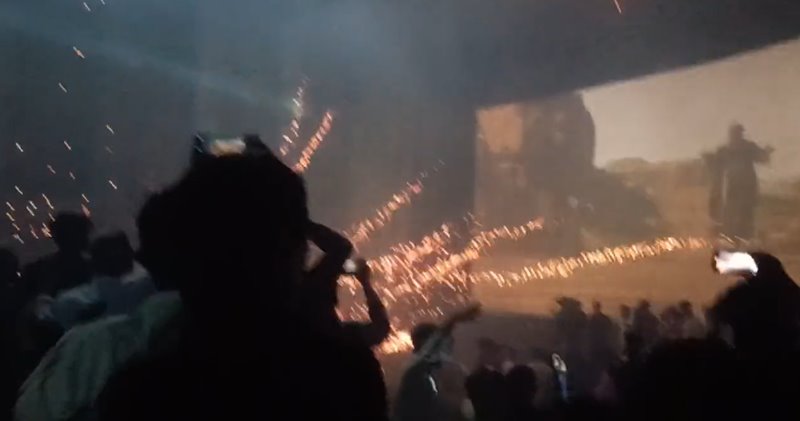 จุดพลุในโรงหนัง