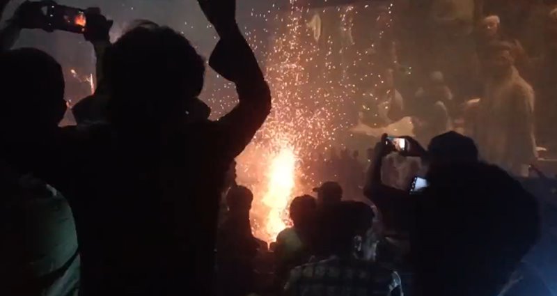 จุดพลุในโรงหนัง