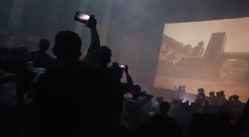 จุดพลุในโรงหนัง