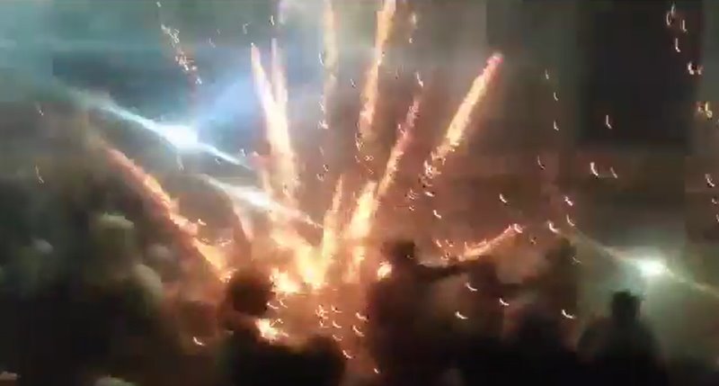 จุดพลุในโรงหนัง