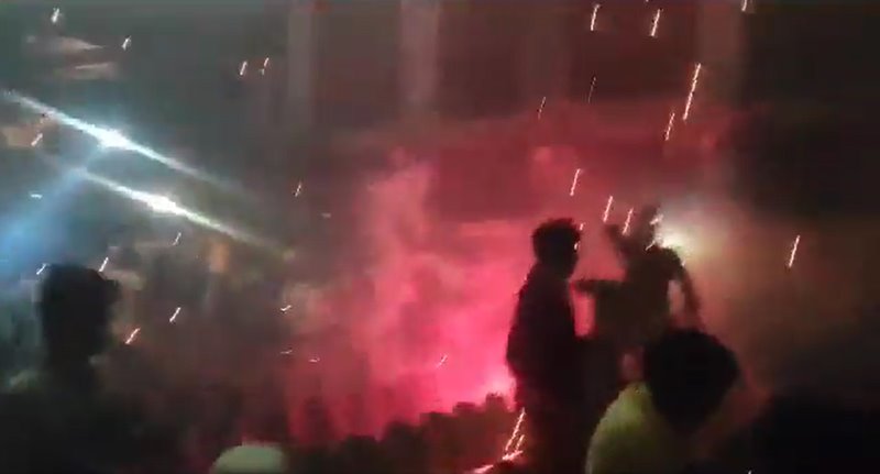 จุดพลุในโรงหนัง